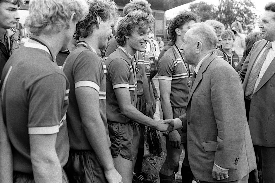 Stasi-Minister Erich Mielke gratuliert Spielern des BFC Dynamo im Jahr 1987 – der Verein war mit 10 Meistertiteln in Folge von 1979 bis 1988 einer der erfolgreichsten Fußballclubs der DDR. Mitarbeiter der Stasi hatten in der DDR aber nicht nur die Fußballspiele im Blick.