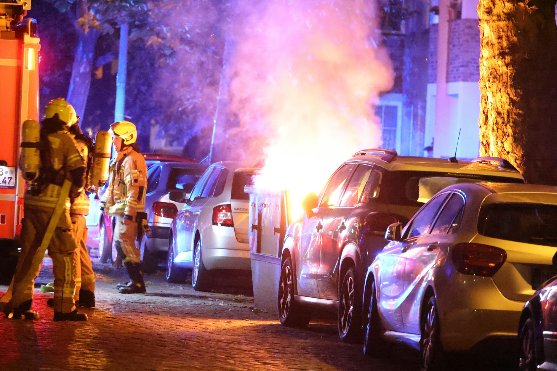 Die Einsatzkräfte löschten den Brand in der Lincolnstraße. Kurze Zeit später brannte es in der Straße Alt-Friedrichsfelde, hier konnte ein 18-Jähriger festgenommen werden.