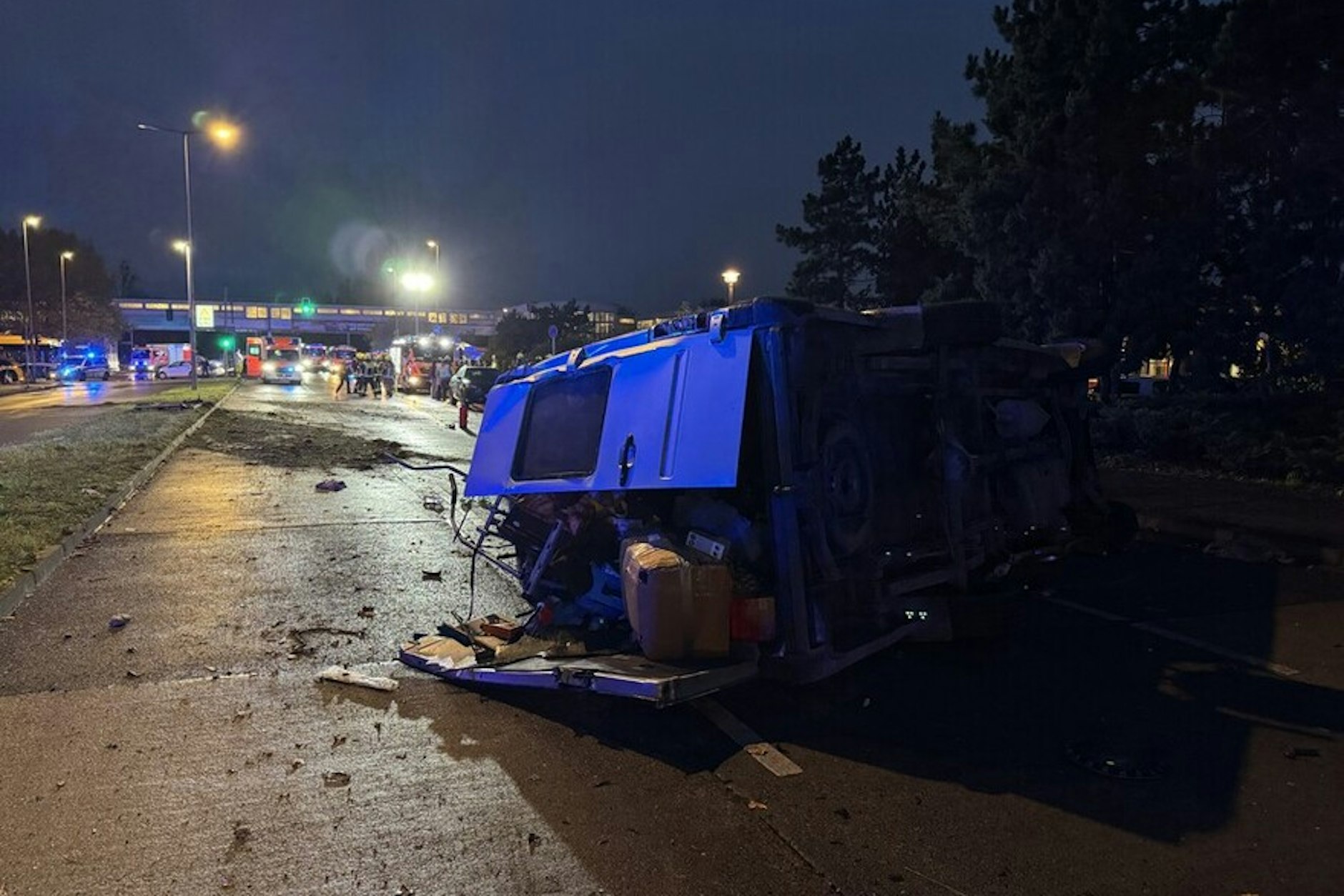 Der Transporter wurde beim Crash aufgerissen.