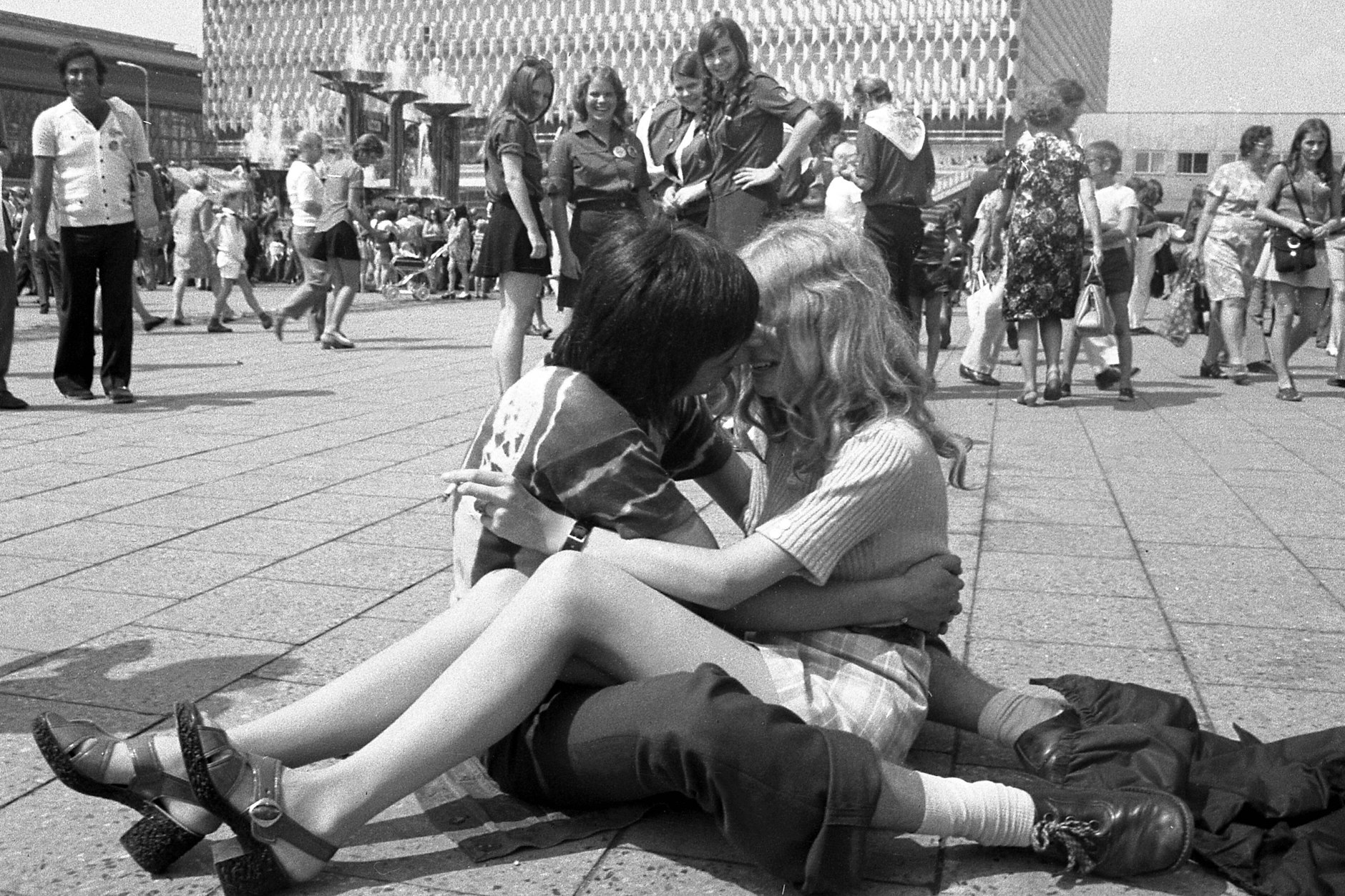 Ein küssendes, junges Paar auf dem Alexanderplatz. Ob damals überhaupt noch geküsst wurde - oder ob man dafür schon andere Begriffe kannte?