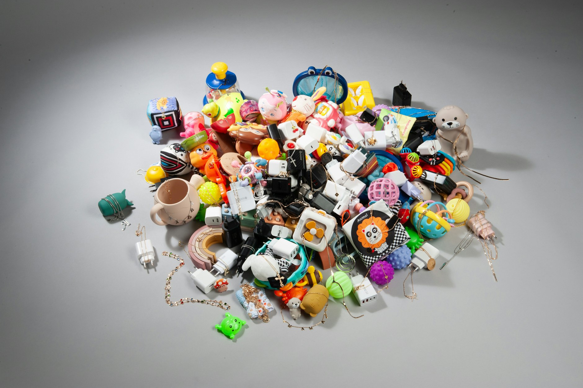 Diese 162 Produkte nahm Stiftung Warentest unter die Lupe – Kinder­spielzeug, Hals­ketten und USB-Ladegeräte, gekauft über Temu und Shein.