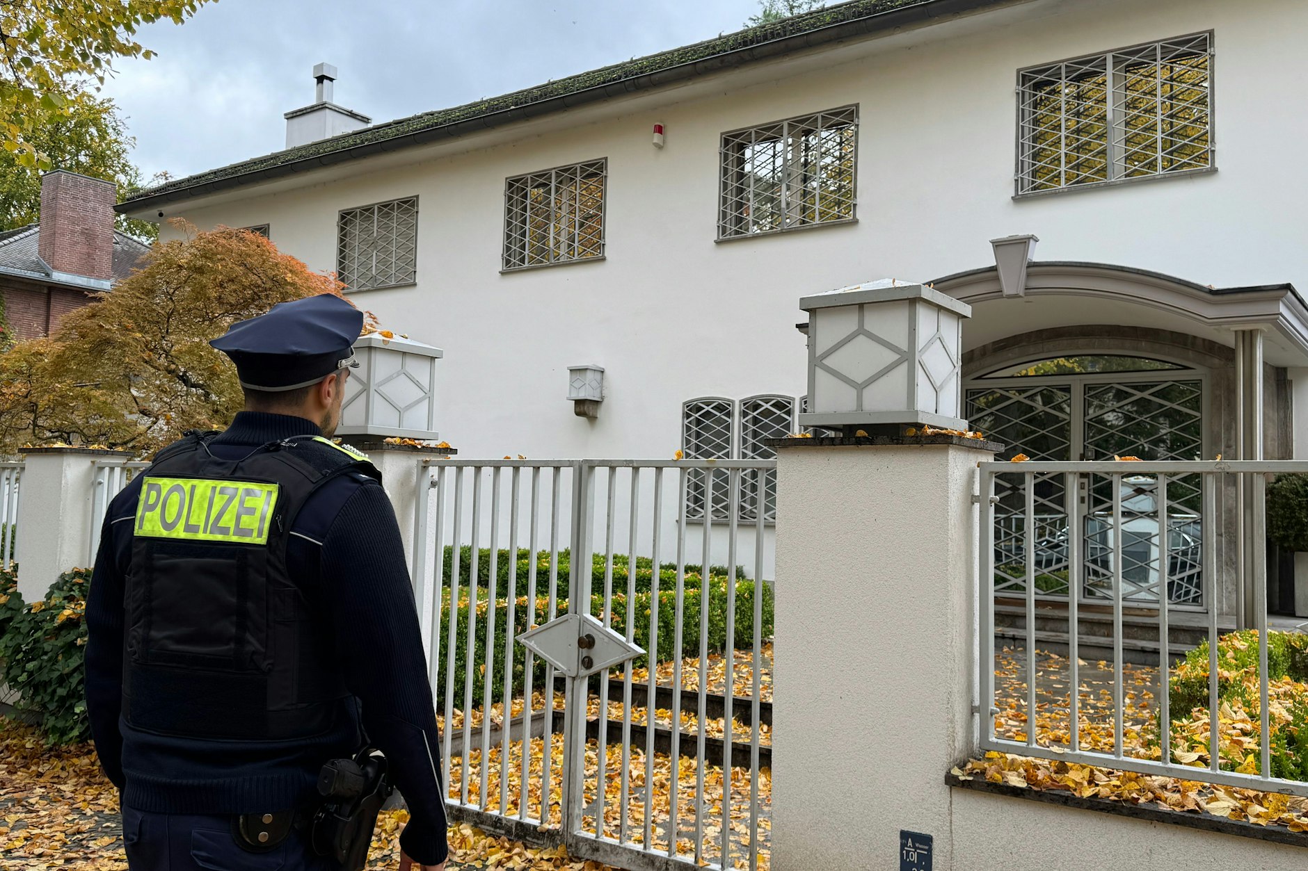 Ein Polizist steht vor dem Haus von Komponist und Musikproduzent Jack White. Hier wurde am 16. Oktober seine Leiche entdeckt. 