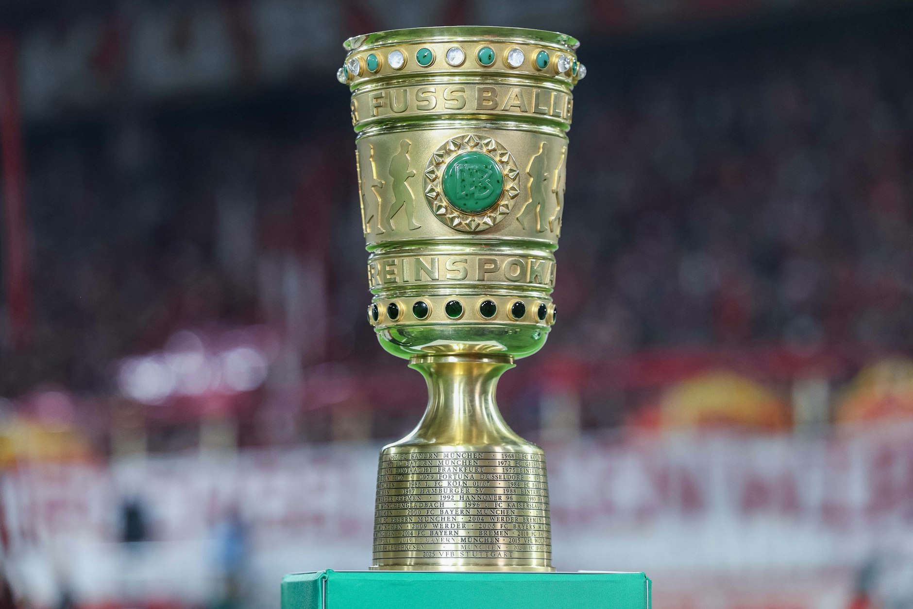 Der DFB-Pokal in seiner vollen Pracht, wer hebt ihn im Mai 2026 im Olympiastadion in die Höhe?