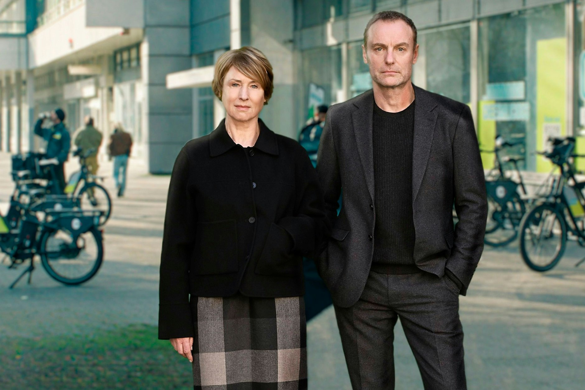 Die „Tatort“-Kommissare Susanne Bonard (gespielt von Corinna Harfouch, 71) und Robert Karow (Mark Waschke, 53) in ihrem neuen Fall „Erika Mustermann“.