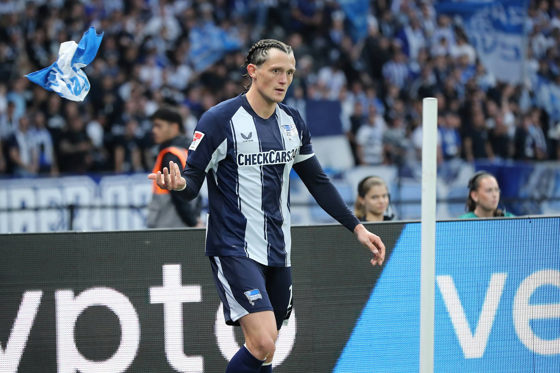 Das war vor zwei Monaten beim 0:2-Heimdebakel gegen Elversberg: Fabian Reese wirft Herthas Eckfahne auf den Boden. 