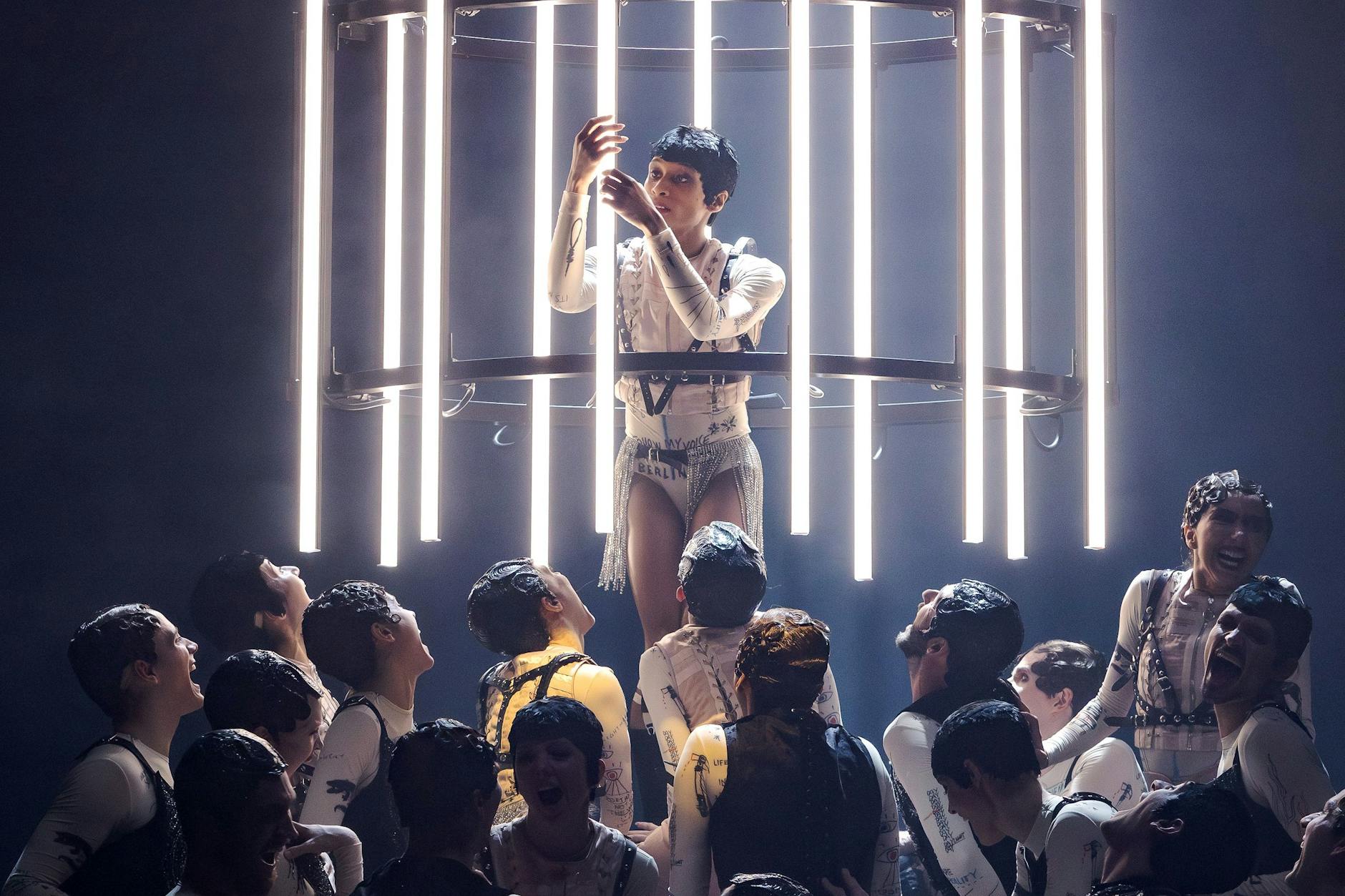 Leroy Mokgatle und das Ensemble des Staatsballetts Berlin