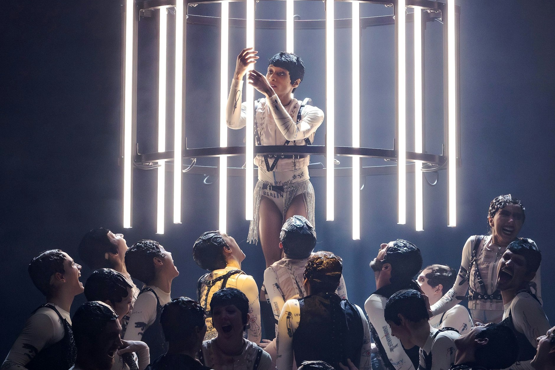 Leroy Mokgatle und das Ensemble des Staatsballetts Berlin