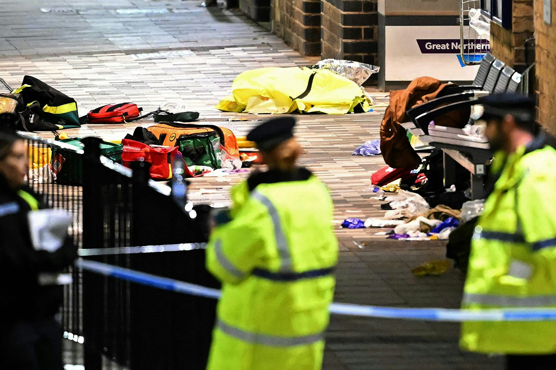 Auf dem Bahnsteig in Huntingdon liegen die Utensilien der Rettungssanitäter. Neun der angegriffenen Fahrgäste wurden bei dem Angriff im Zug lebengefährlich verletzt.