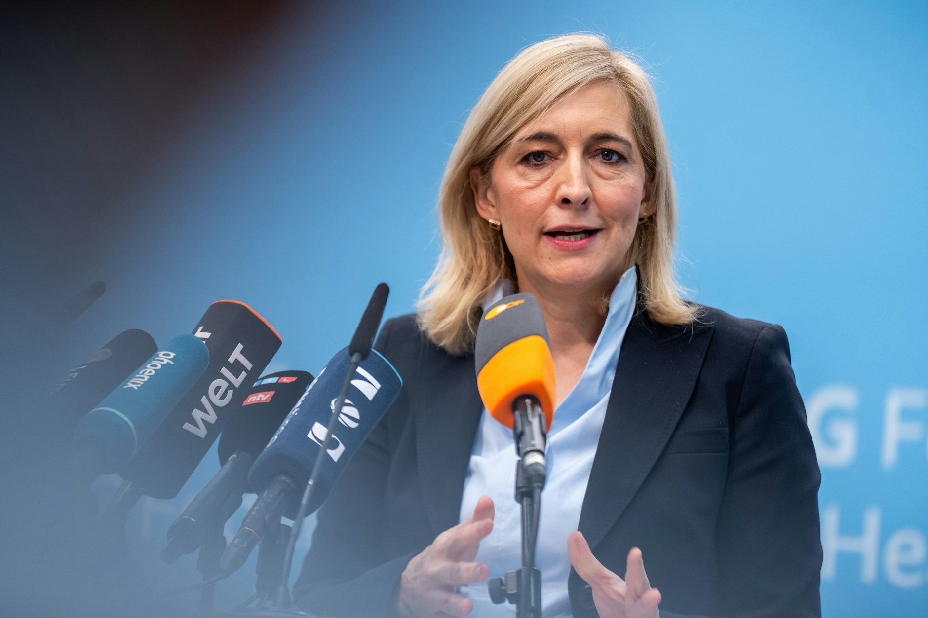 Gesundheitsministerin Nina Warken (CDU) verdonnert die Kliniken zum Sparen, damit die Beiträge stabil bleiben.