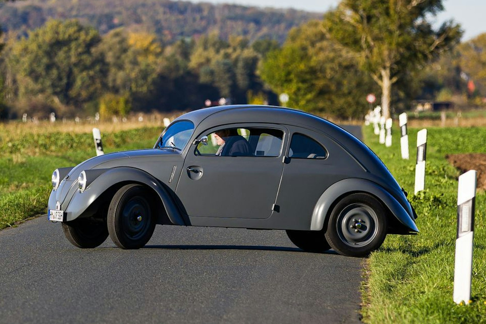 „Ab gut 80 Kilometern pro Stunde wird es holprig“, berichtet Traugott Grundmann über die Fahrt mit dem Käfer-Prototypen.