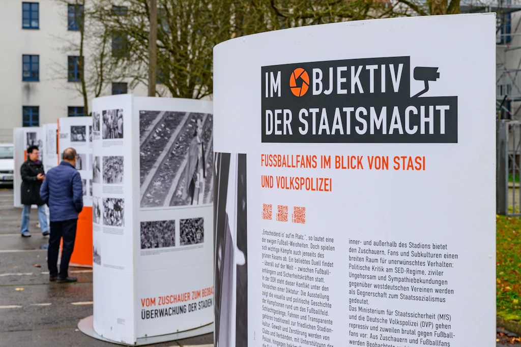Der Eintritt zur neuen Schau über die Stasi und Fußballfans in der DDR ist frei, bis zum 30. Dezember ist die Ausstellung in Frankfurt (Oder) zu sehen.