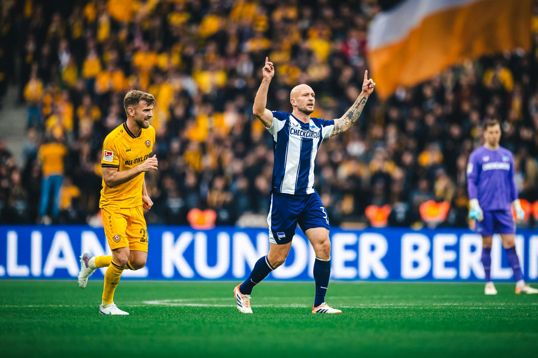 Herthas Routinier Toni Leistner zeigt es an: Ab jetzt soll es nach oben gehen.