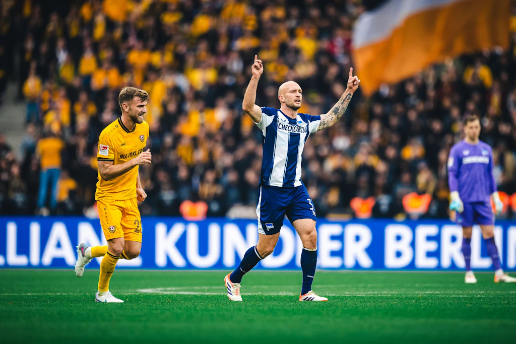 Herthas Routinier Toni Leistner zeigt es an: Ab jetzt soll es nach oben gehen.
