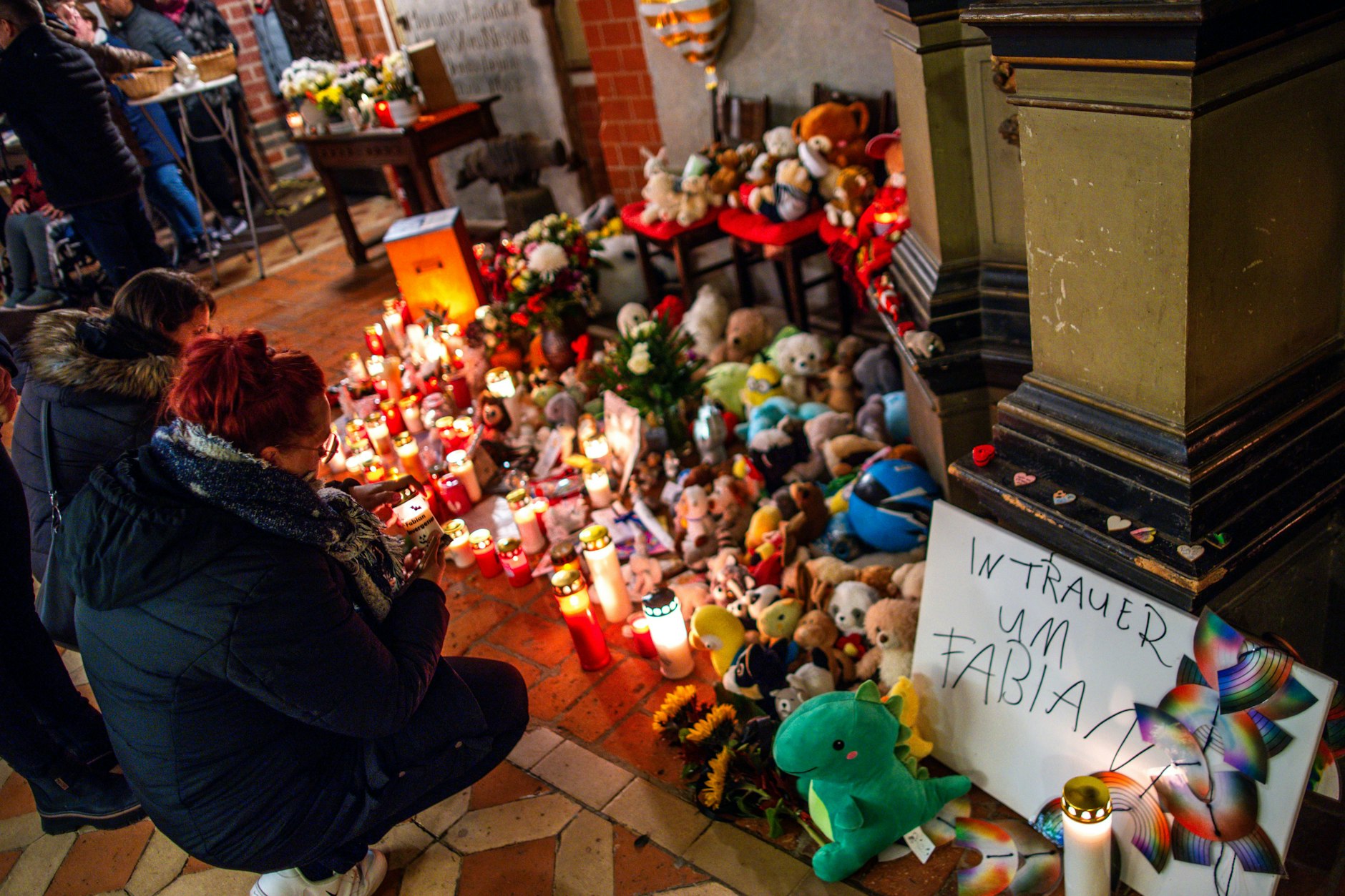 Die Trauer in Güstrow ist noch immer groß. Der kleine Fabian wurde hier vor etwas mehr aus drei Wochen ermordet, seine Leiche an einem Tümpel in der Nähe abgelegt.