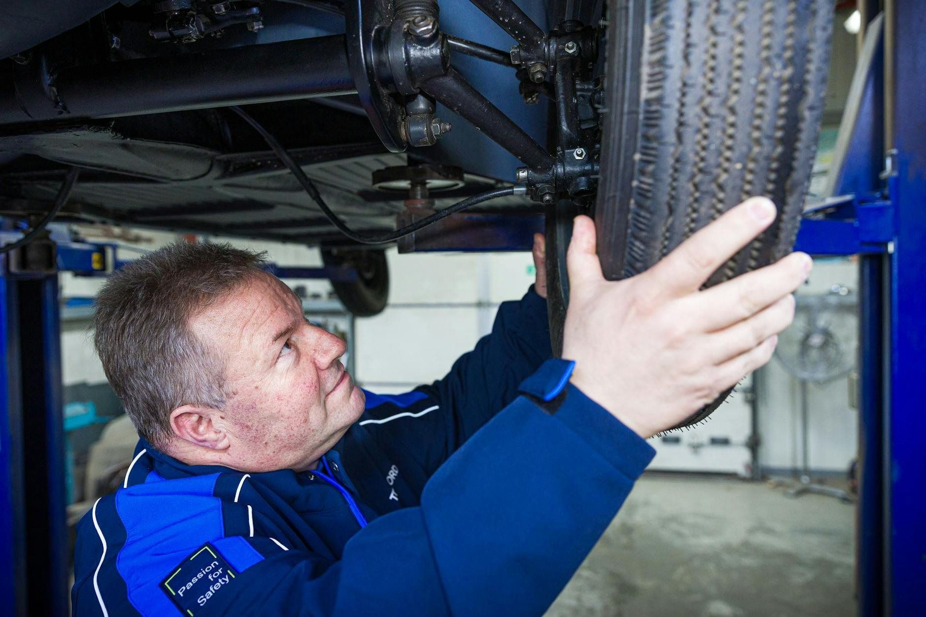 Auch Tüv-Mitarbeiter Thomas Rusch hatte Freude an dem VW Käfer.