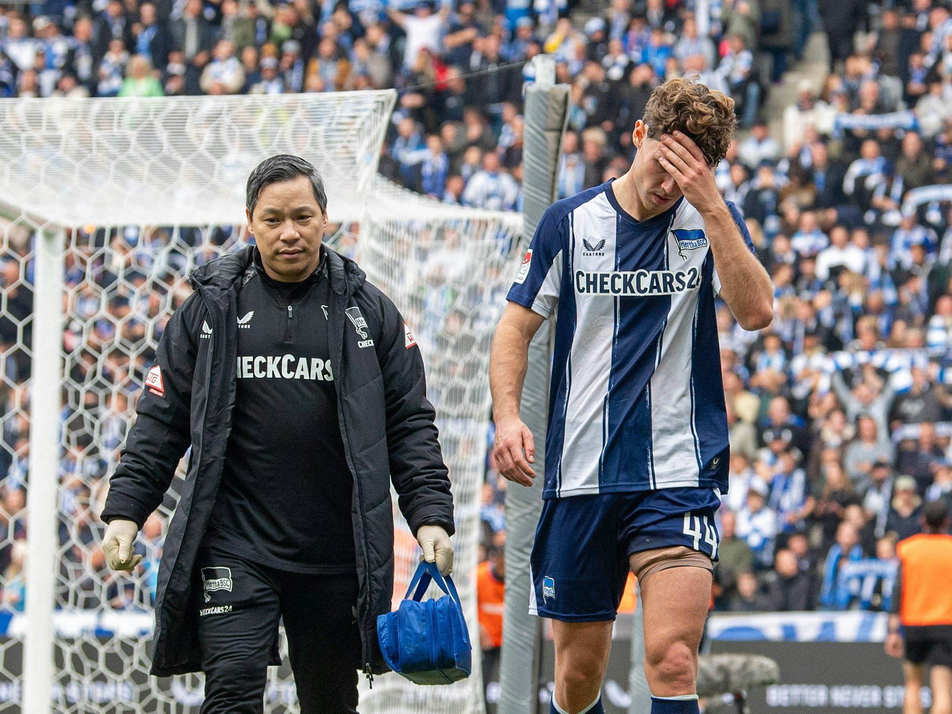 Linus Gechter fasst sich an den Kopf! Mit Herthas Mannschaftsarzt Hi-Un Park, ging er nach seiner Oberschenkel-Verletzung in die Kabine.