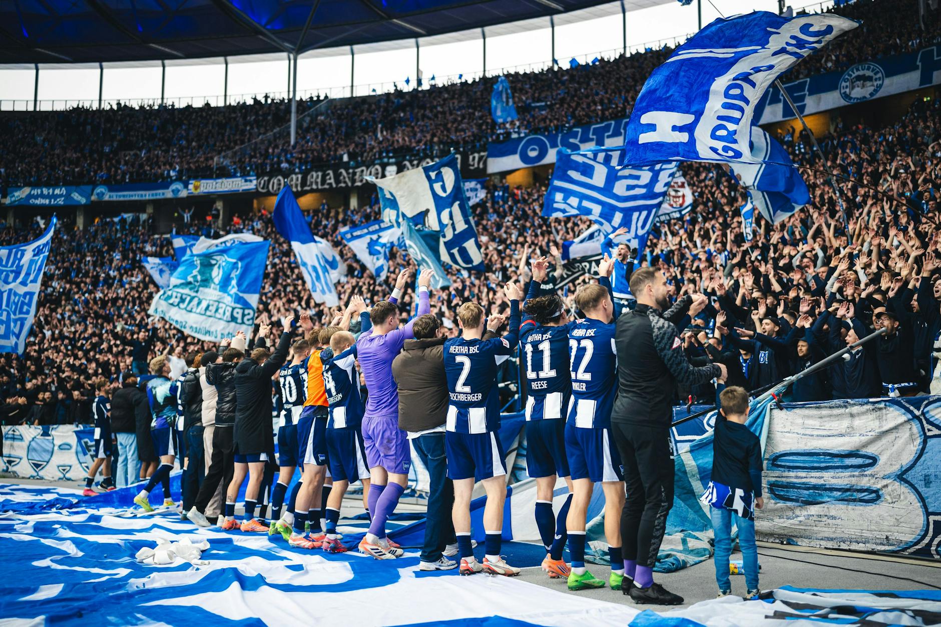 Die Spieler von Hertha BSC feierten ihren Sieg gegen Dynamo Dresden ausgelassen mit den eigenen Fans.