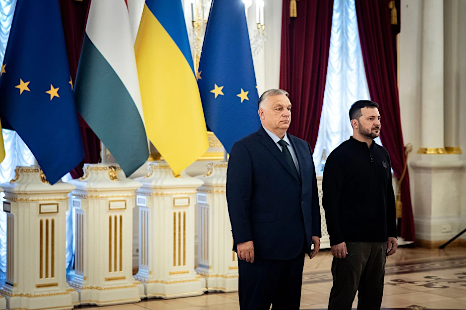Auf diesem Bild, das vom Pressebüro des ungarischen Premierministers herausgegeben wurde, begrüßt der ukrainische Präsident Wolodymyr Selenskyj (r.) den ungarischen Ministerpräsidenten Viktor Orbán.