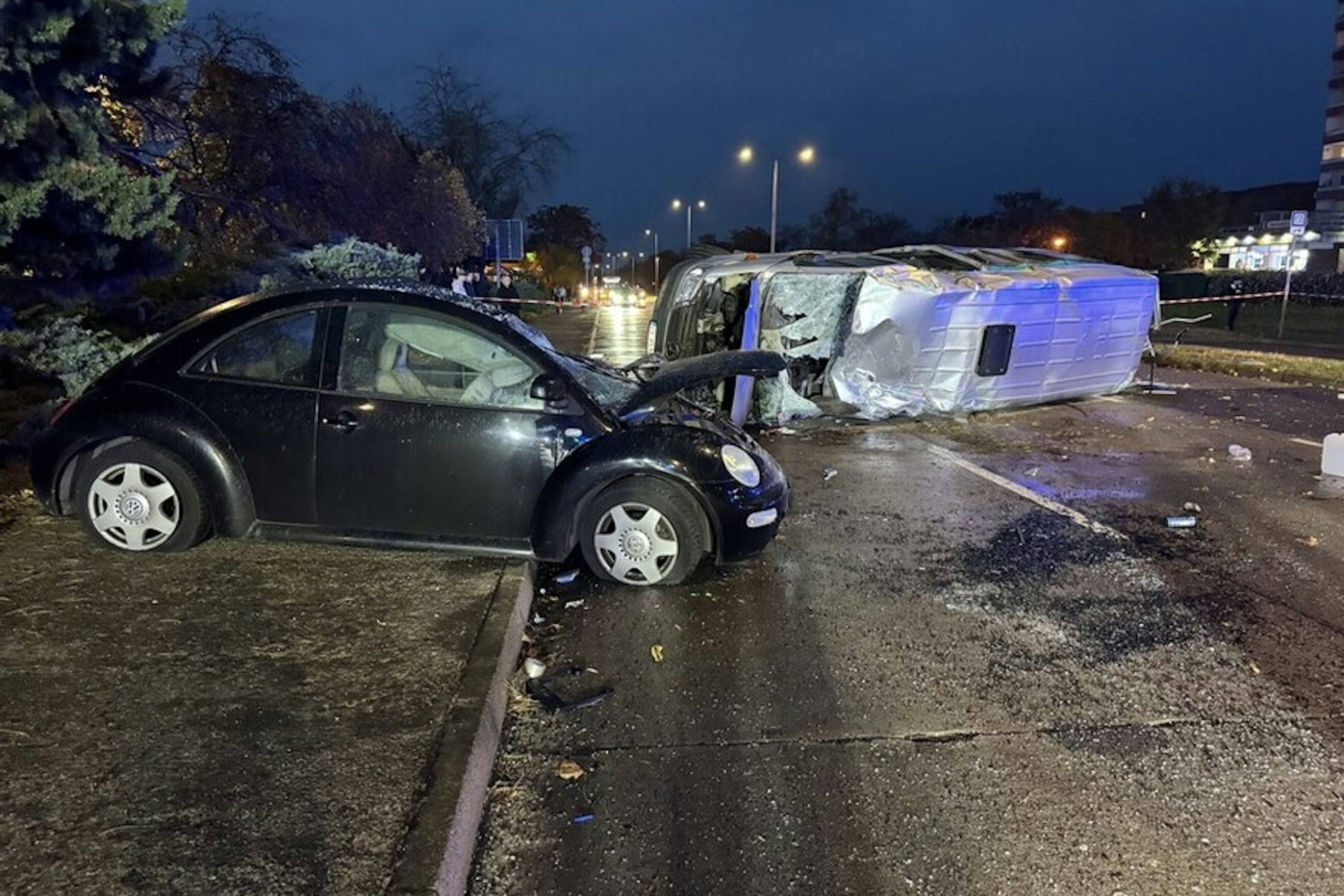 Der Transporter überschlug sich mehrfach.