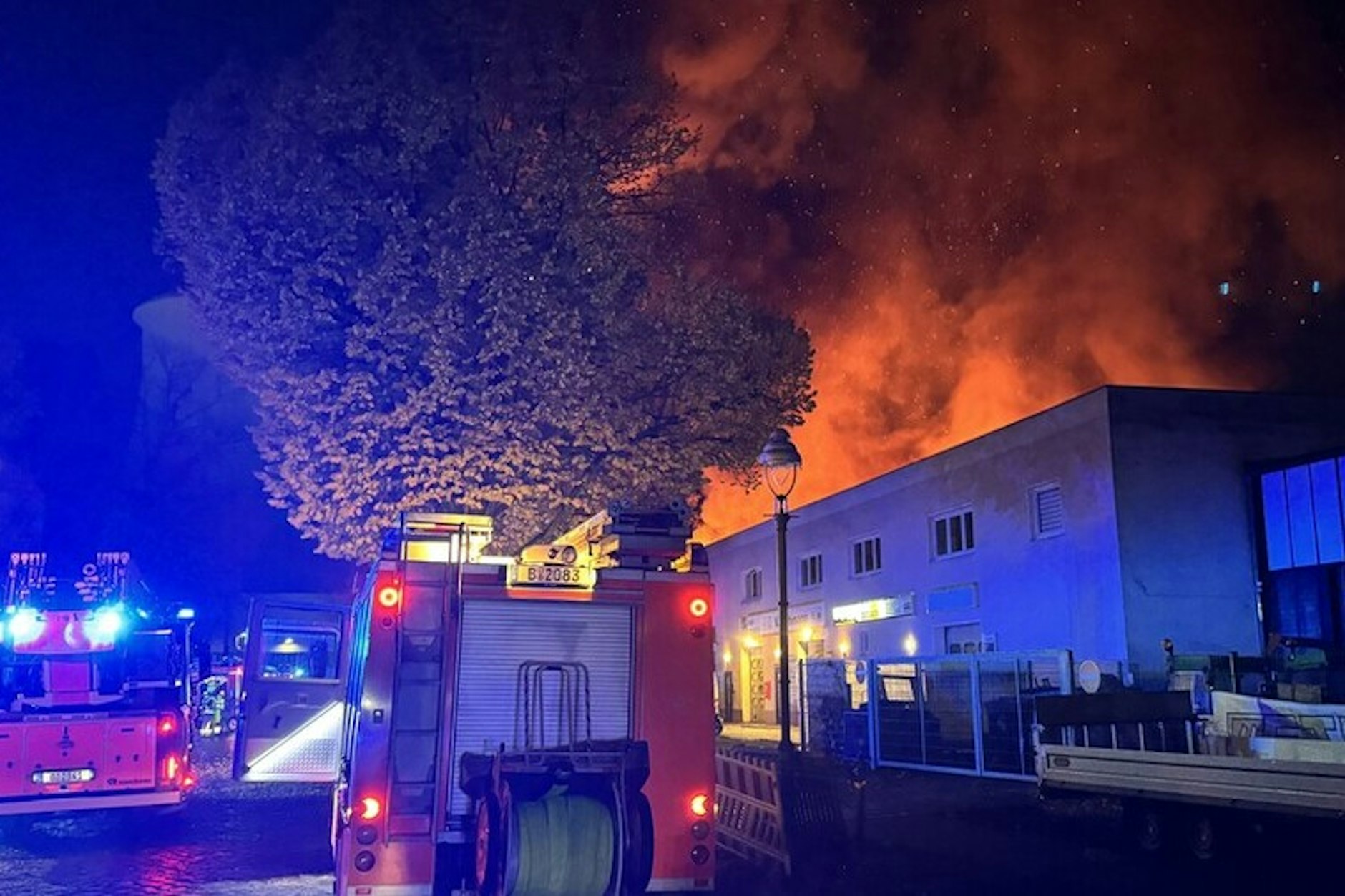 Großbrand in Lichterfelde. Flammen schlagen hoch aus der Lagerhalle.