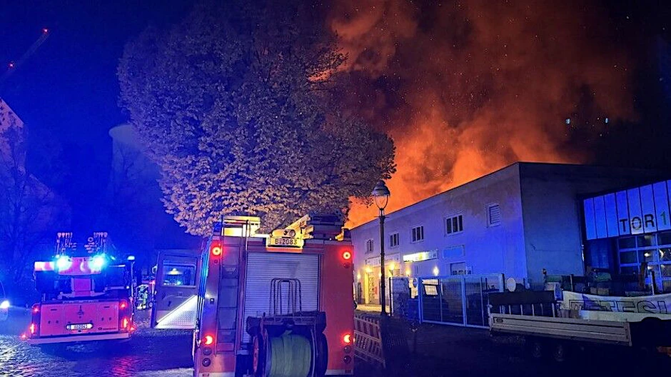 Großbrand in Lichterfelde. Flammen schlagen hoch aus der Lagerhalle.