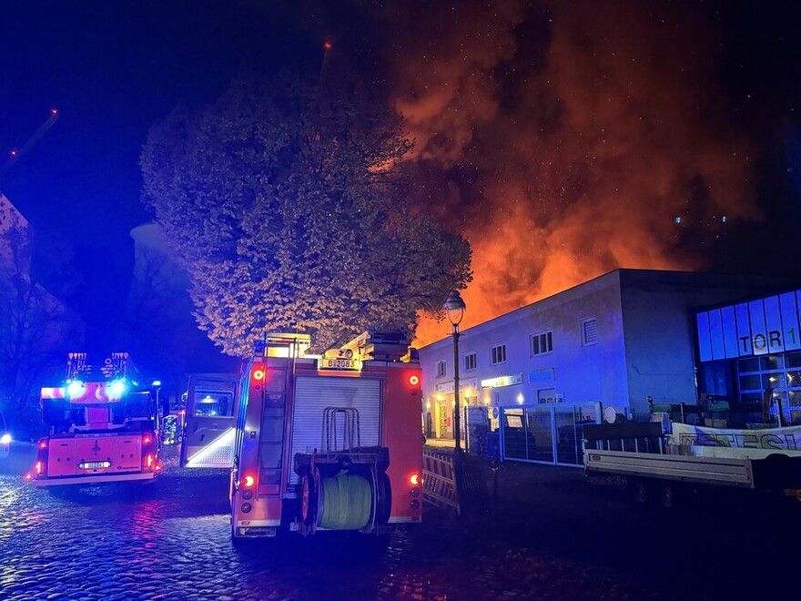 Großbrand in Berliner Industriegebiet: Anwohner mussten Wohnhaus verlassen