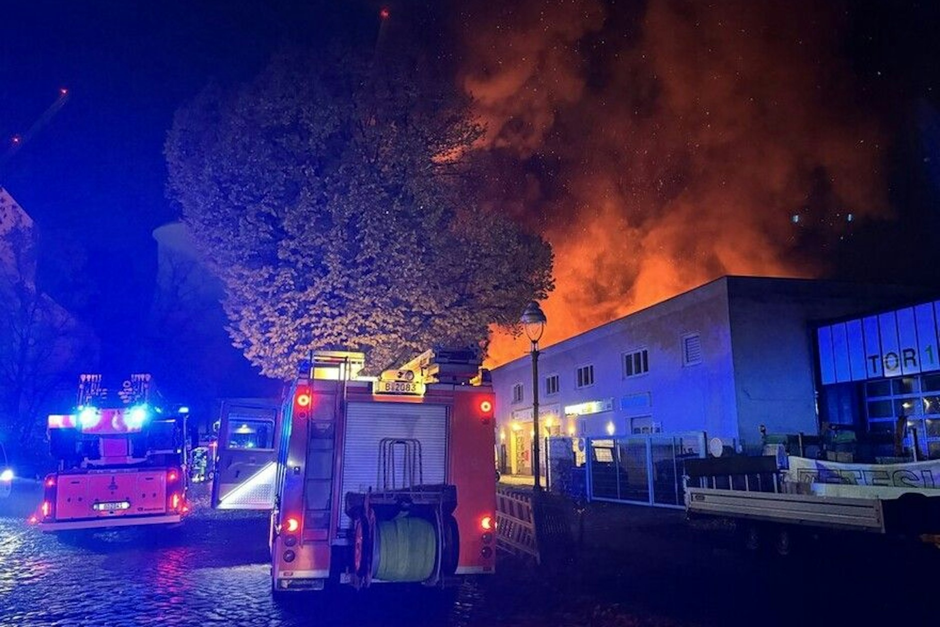 In Lichterfelde brennt es in einem Industriegebiet.