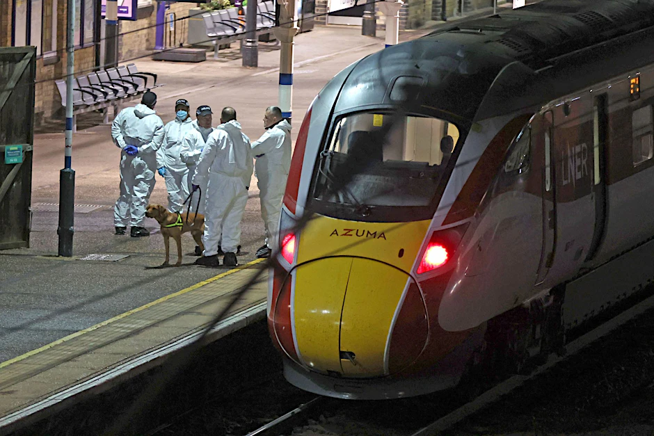 Forensische Ermittler stehen auf dem Bahnsteig des Bahnhofs Huntingdon in Cambridgeshire.
