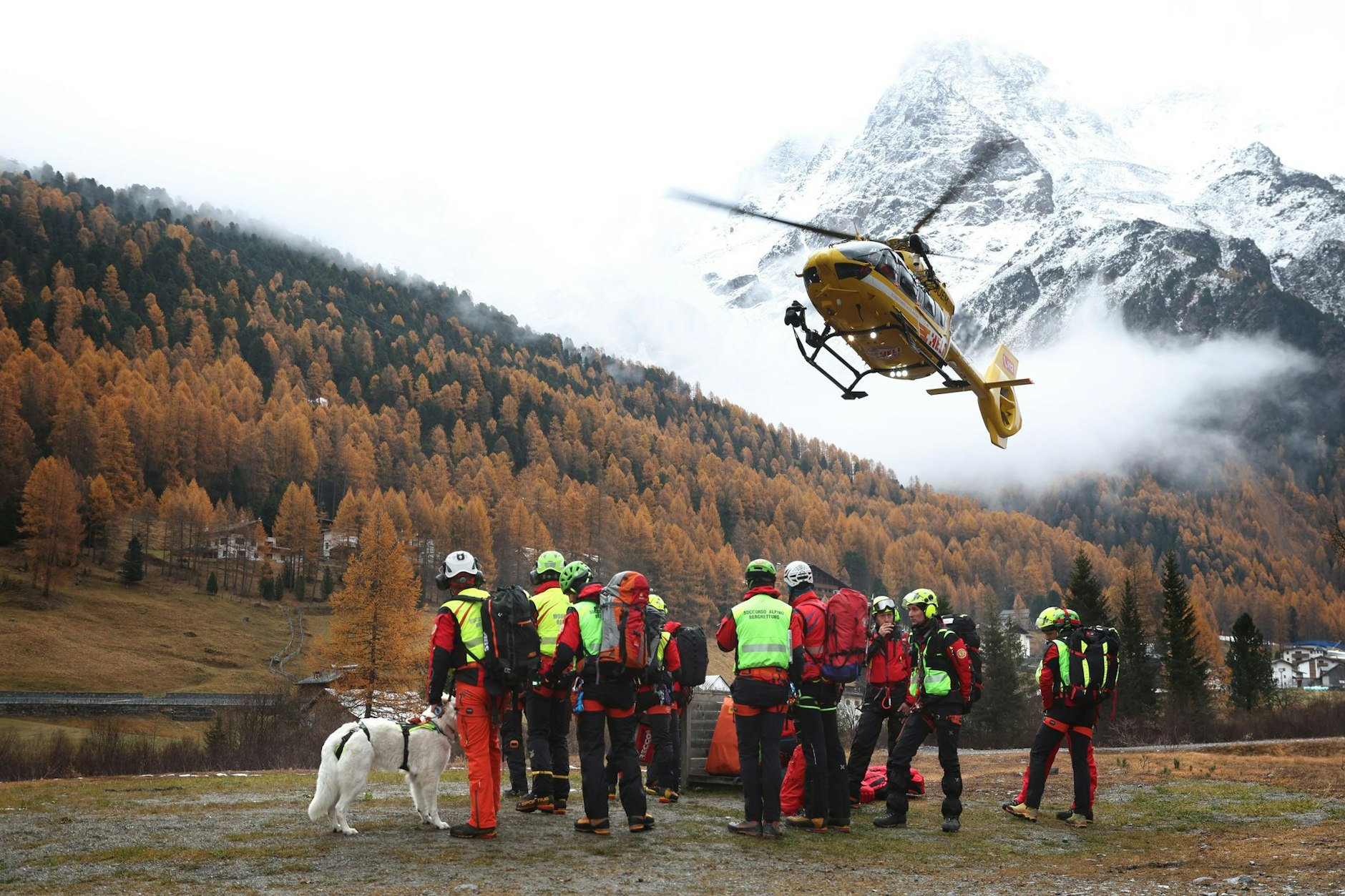 Bergretter in Südtirol im Einsatz, Hubschrauber im Landeanflug.