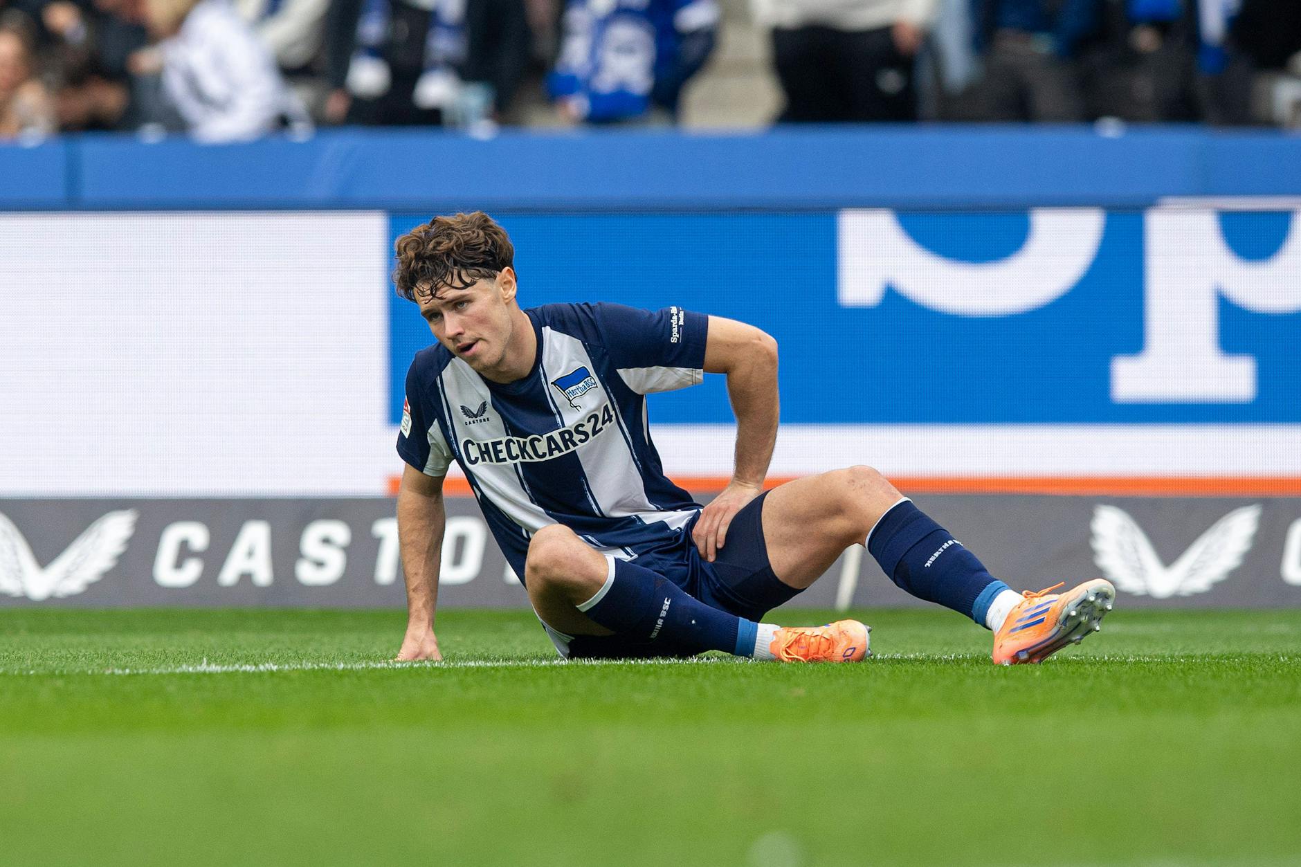Nichts ging mehr! Hertha-Verteidiger Linus Gechter hielt sich beim 2:0-Heimsieg gegen Dynamo Dresden nach einer halben Stunde vor Schmerzen den linken Oberschenkel.F