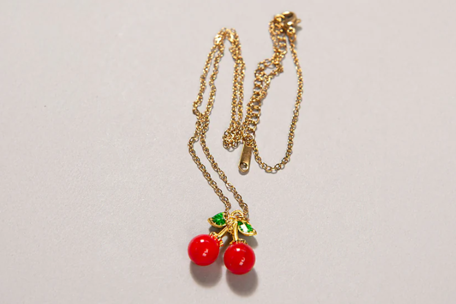 Bei dieser Halskette, die über Shein verkauft wurde, fand Stiftung Warentest giftiges Cadmium 8500-fach über dem Grenzwert. Die Plattform hat das Schmuckstück aus dem Angebot genommen.