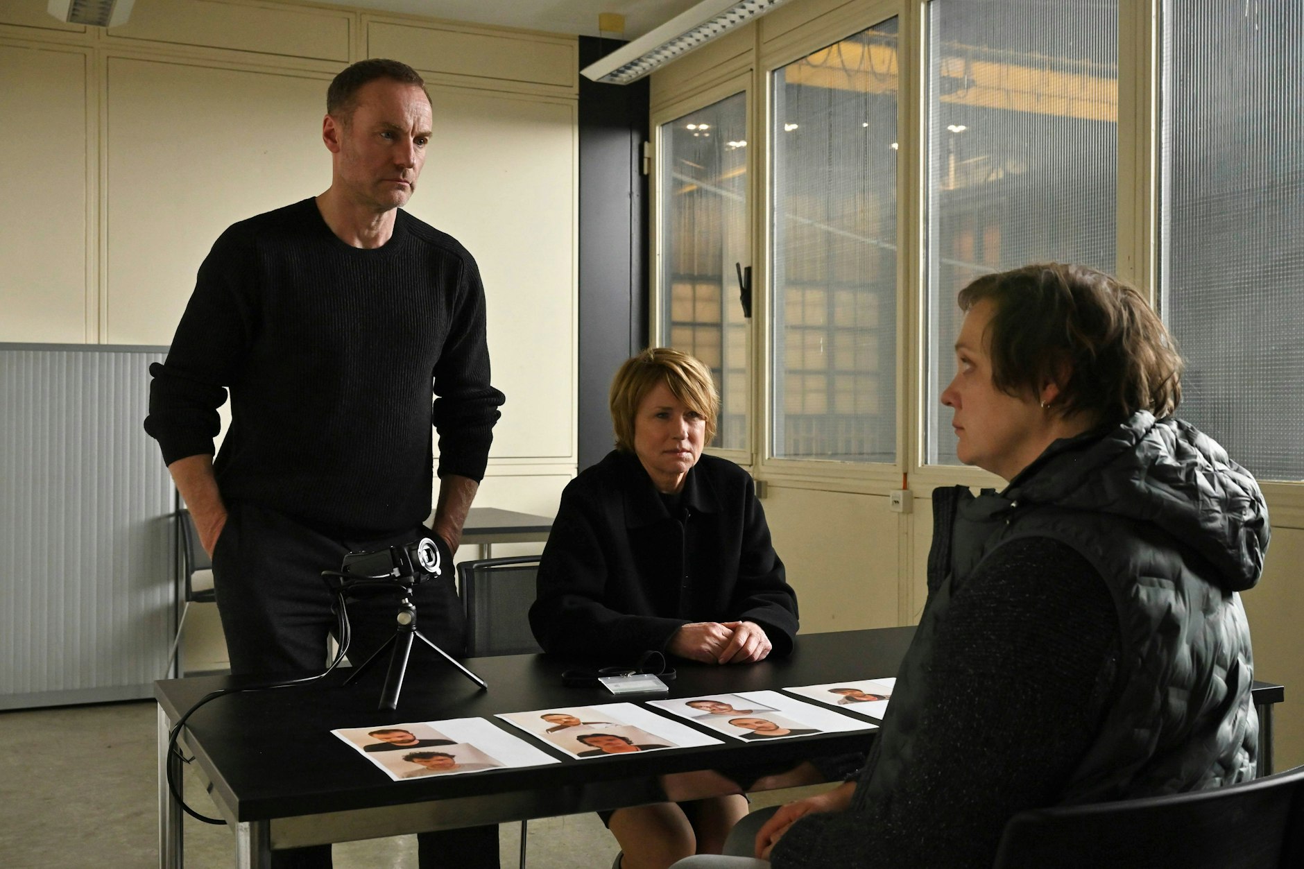 Die Kommissar eSusanne Bonard (Corinna Harfouch, mitte) und Robert Karow (Mark Waschke, li) befragen Annika Haupt (Annett Sawallisch, re), die Geliebte des Toten, eine Security-Mitarbeiterin der Bundesdruckerei.