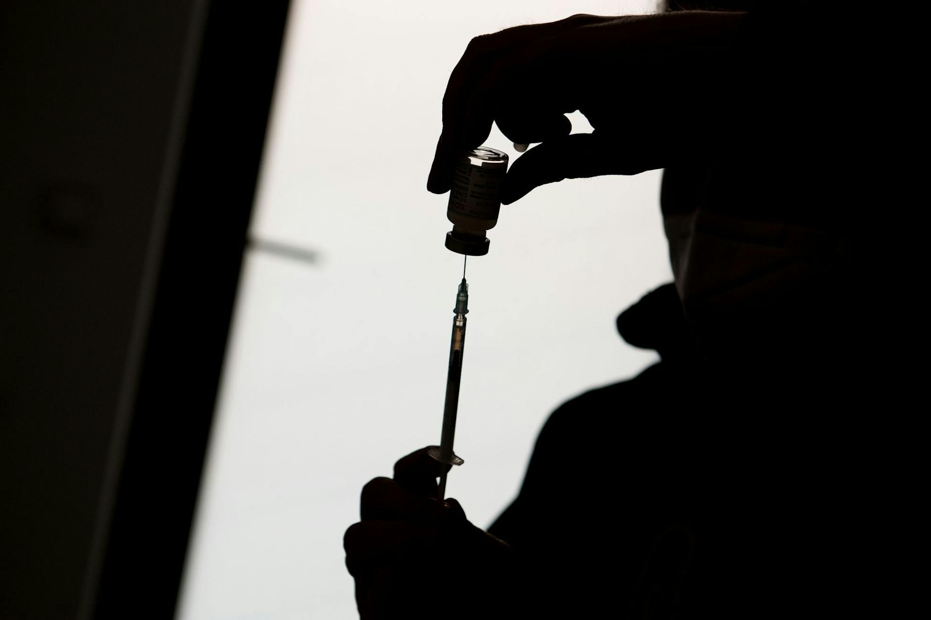 Corona-Impfstoffe: Für die einen die Rettung, für die anderen gefährliche Substanzen, die Krankheit und Tod bringen (Symbolbild)