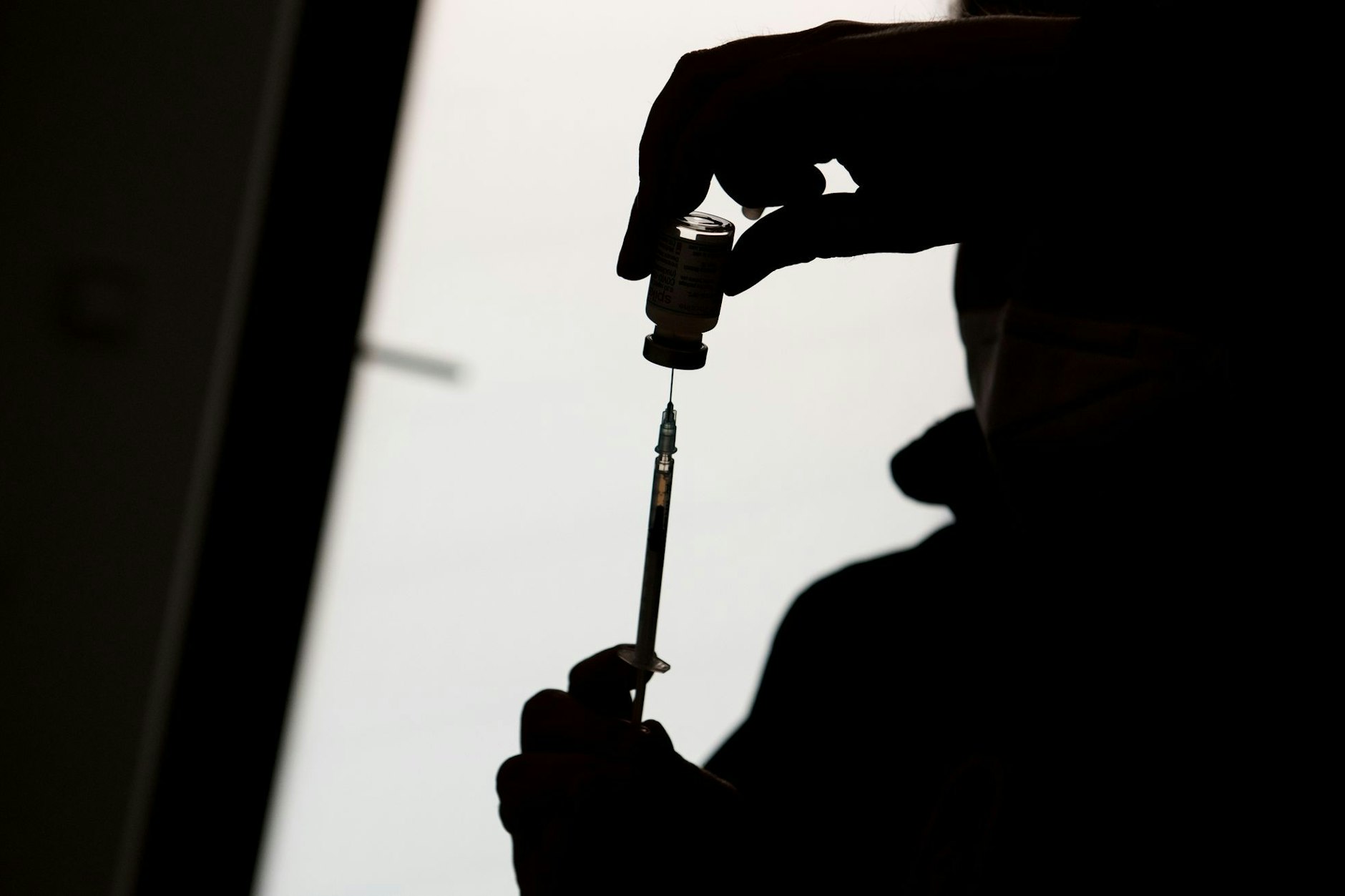 Corona-Impfstoffe: Für die einen die Rettung, für die anderen gefährliche Substanzen, die Krankheit und Tod bringen (Symbolbild)