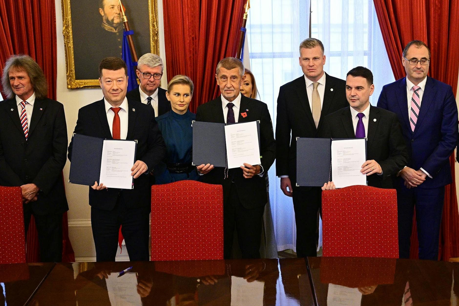 Spitzenpolitiker der neuen rechten Koalition in Tschechien präsentieren den unterschriebenen Koalitionsvertrag.