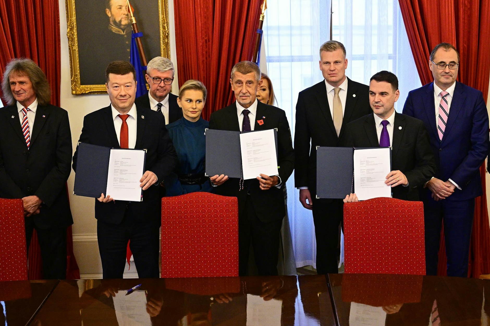 Spitzenpolitiker der neuen rechten Koalition in Tschechien präsentieren den unterschriebenen Koalitionsvertrag.