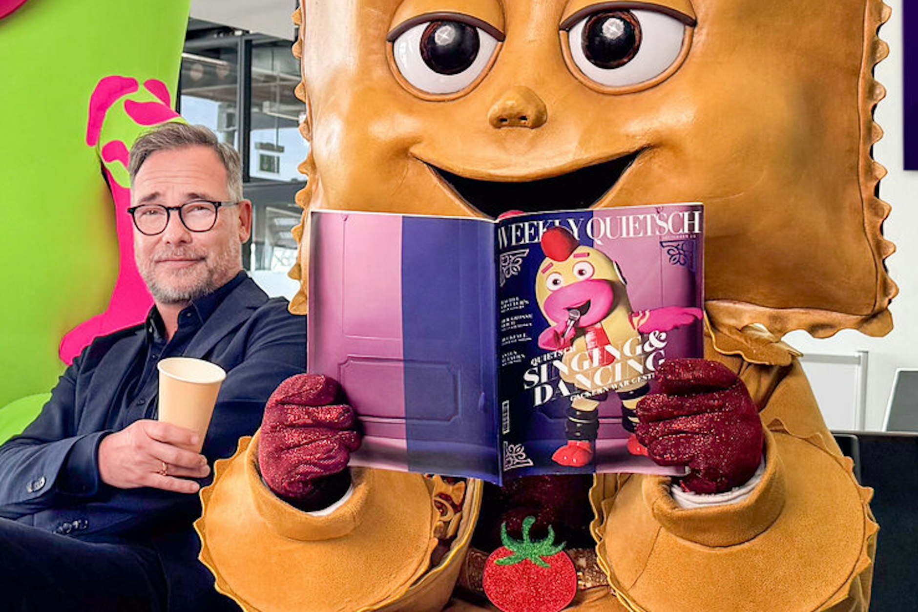 Wer nah heranzoomt, dürfte beim Blick auf das Cover des Magazins stutzig werden: Hier hat Quietsch aus „Masked Singer“ plötzlich eine ganz andere Farbe!