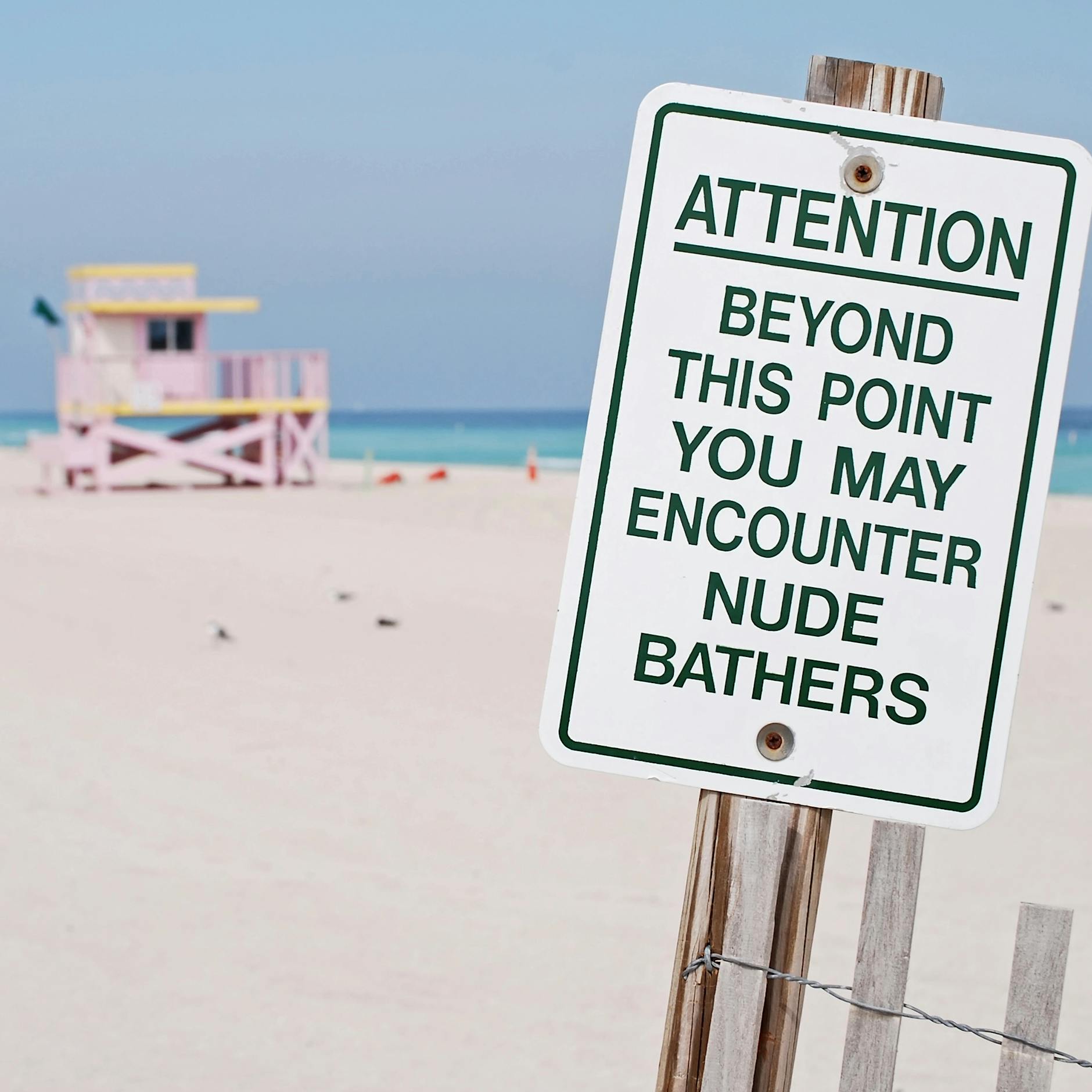 Irrer Fall: Strand verwechselt! Polizei verhaftet sechs FKK-Fans