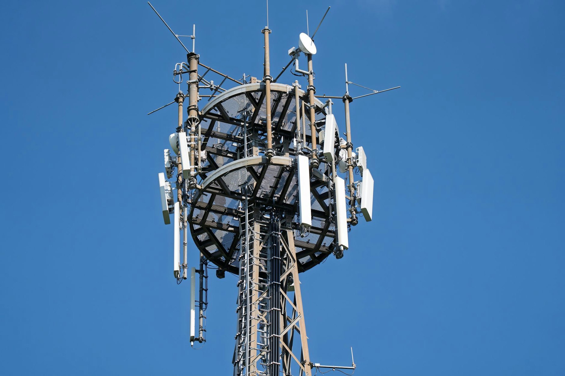 Ein Funkmast mit mehreren Antennen