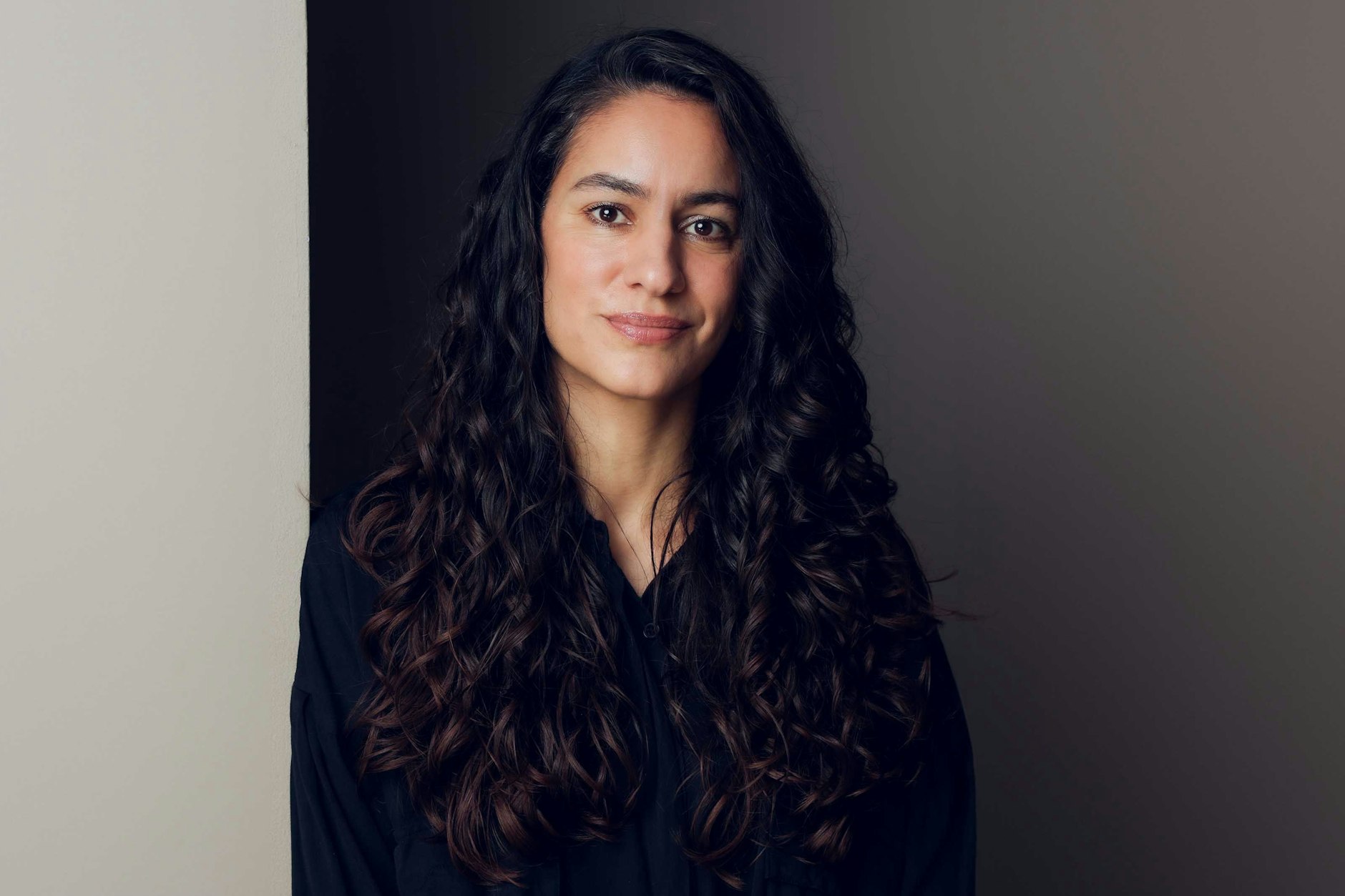 Maryam Aras veröffentlichte in diesem Jahr den Langessay „Dinosaurierkind“ im Claassen-Verlag Berlin.