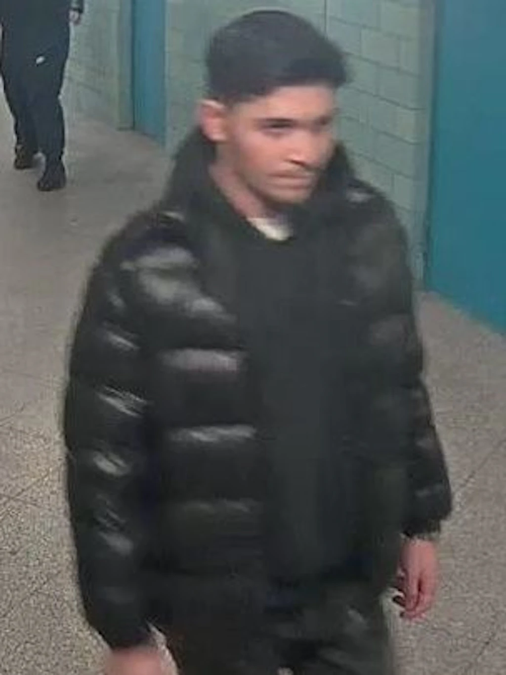 Wer kennt diesen Mann: Er prügelte am Alex einen 19-Jährigen ins Krankenhaus.