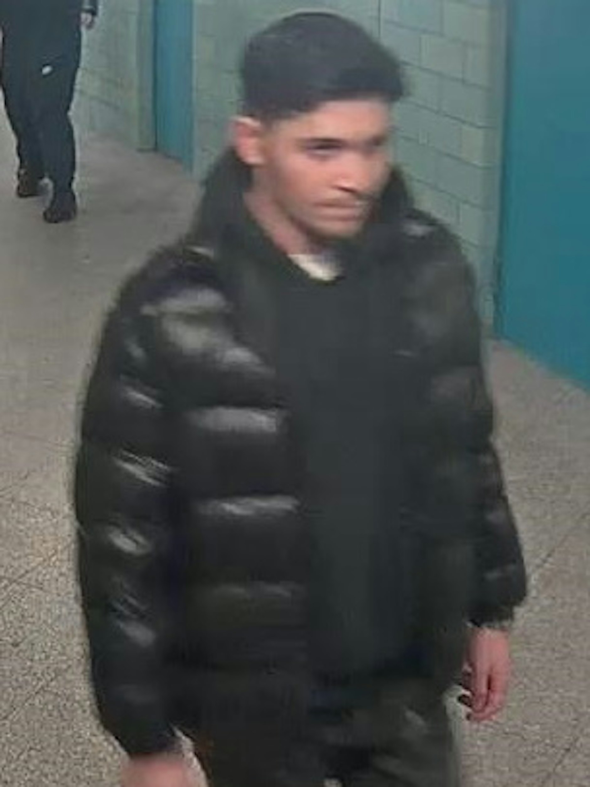 Wer kennt diesen Mann: Er prügelte am Alex einen 19-Jährigen ins Krankenhaus.