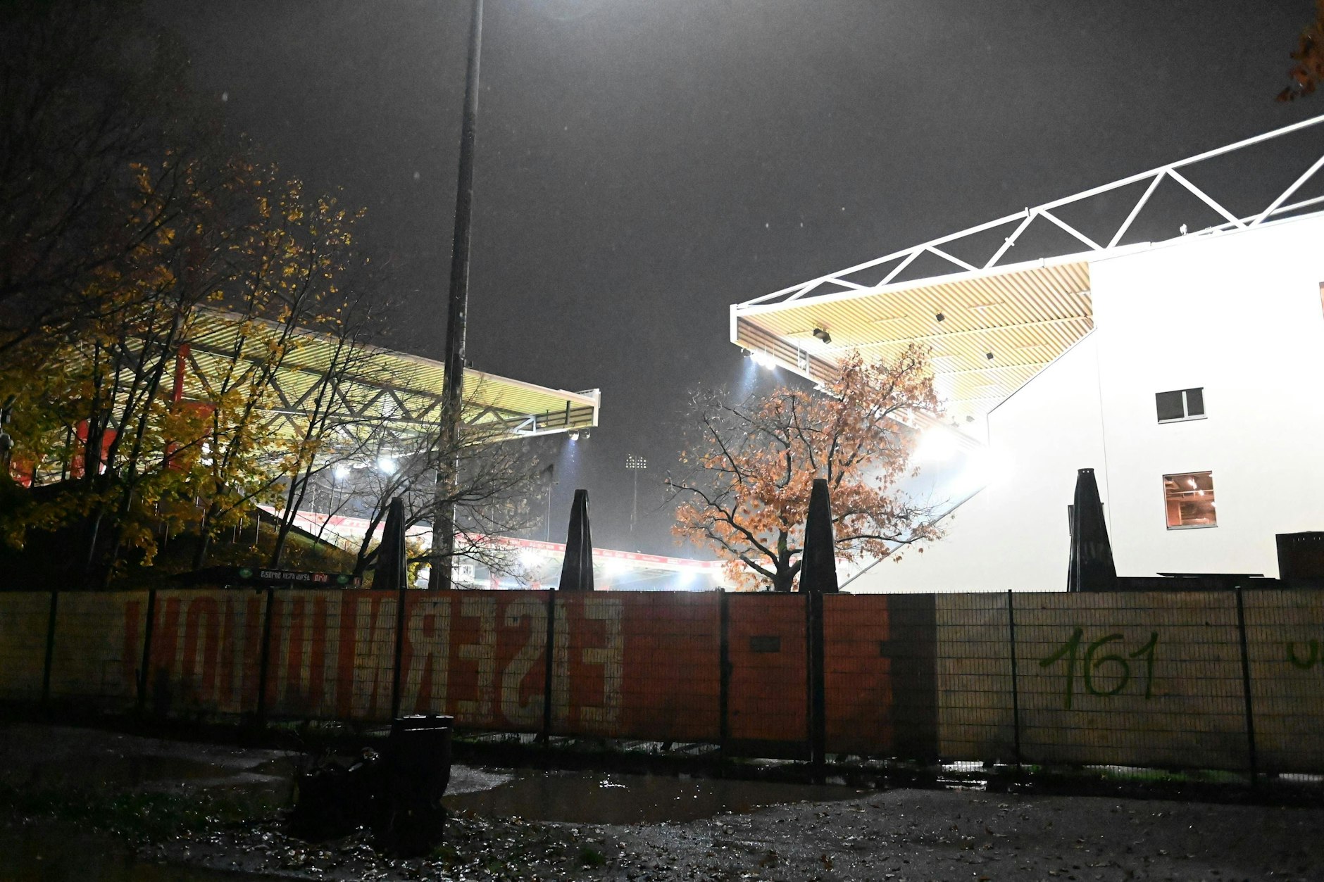 Flutlicht in der Alten Försterei: Hier empfangen die Frauen des 1. FC Union Berlin am Dienstag den VfL Wolfsburg.