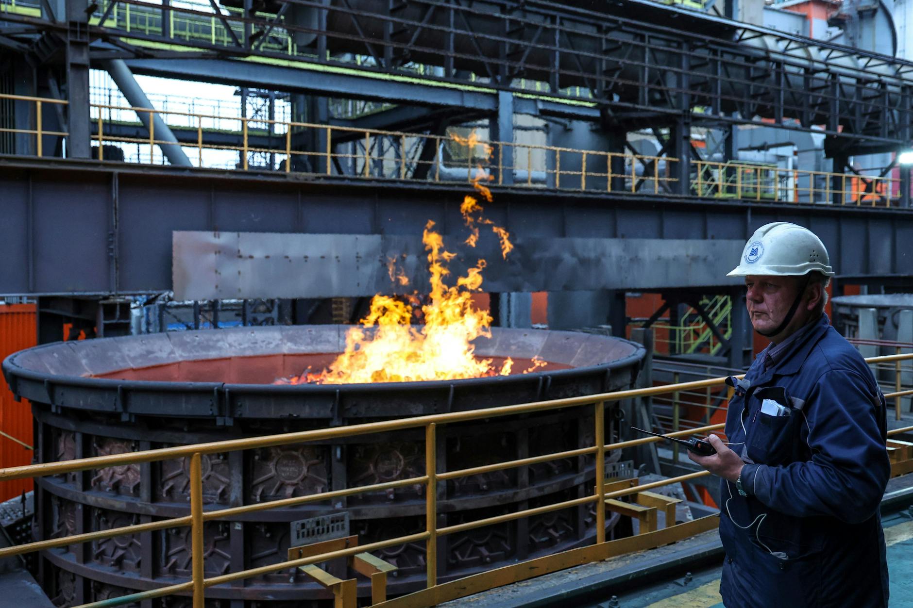 Ein Arbeiter in einem russischen Stahlwerk: In Magnitogorsk produziert einer der größten Stahlkonzerne Russlands weiter für den Export – trotz EU-Sanktionen