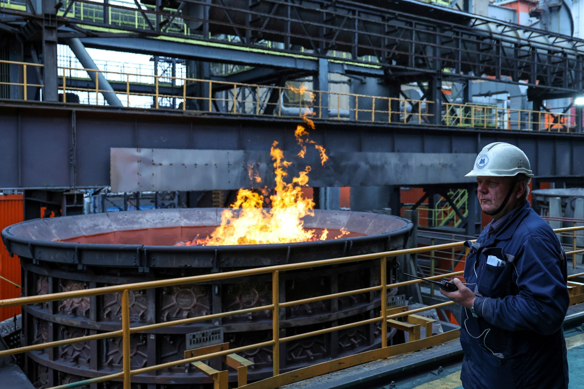 Ein Arbeiter in einem russischen Stahlwerk: In Magnitogorsk produziert einer der größten Stahlkonzerne Russlands weiter für den Export – trotz EU-Sanktionen