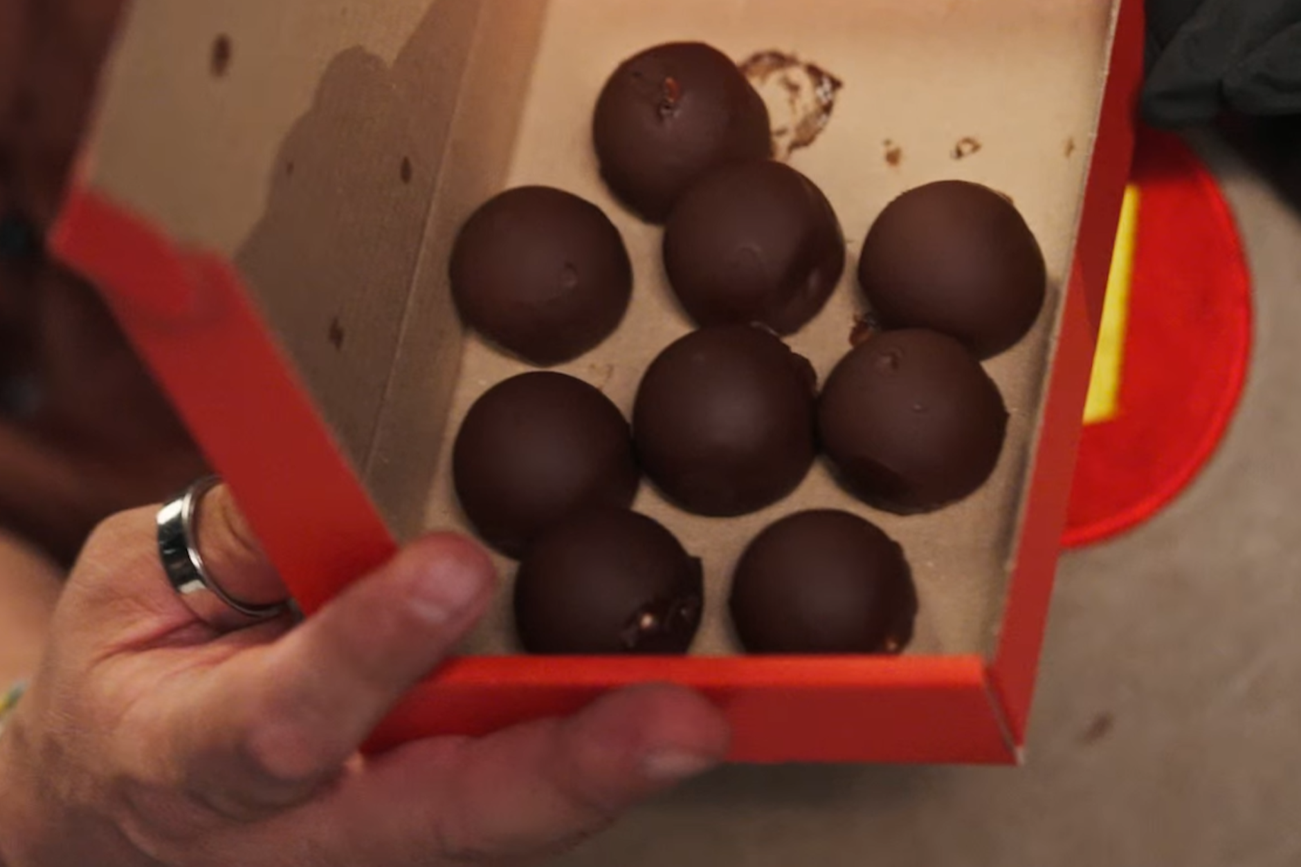 Sebastian Lege baut bei besseresser gern Produkte aus der Lebensmittelindustrie nach - kurz nach dem Tag der Deutschen Einheit ging es den Halloren-Kugeln an den Kragen.