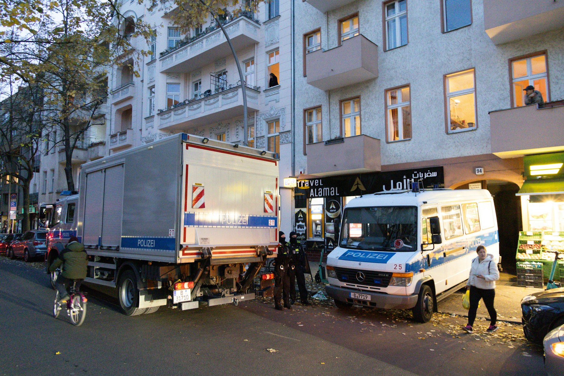Die Berliner Polizei hat den Eingang zum verdächtigen Reisebüro mit Wagen zugestellt. 
