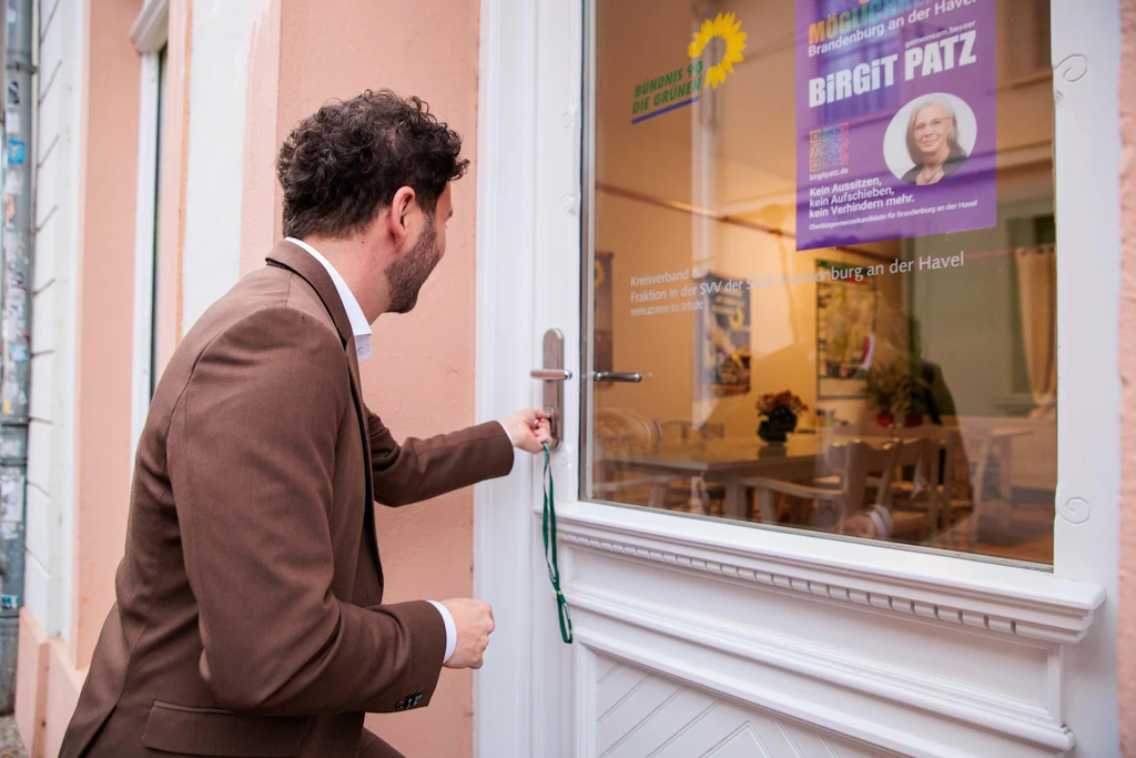 Felix Banaszak opens new Green Party office in Brandenburg