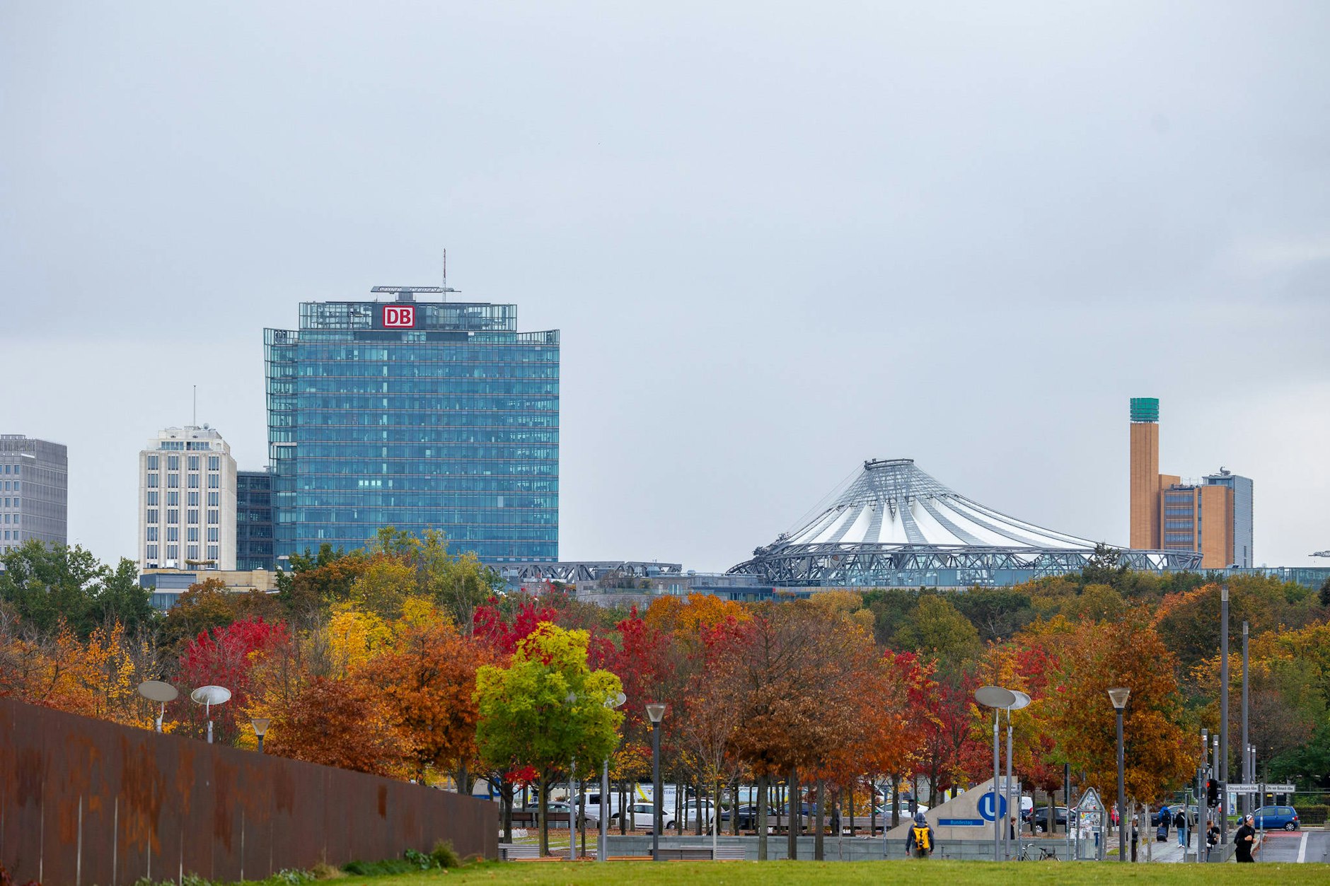 Ein hübscher Blick auf den Potsdamer Platz. Schon jetzt hat Berlin einige Bäume (440.000), bald sollen es noch viel mehr werden!