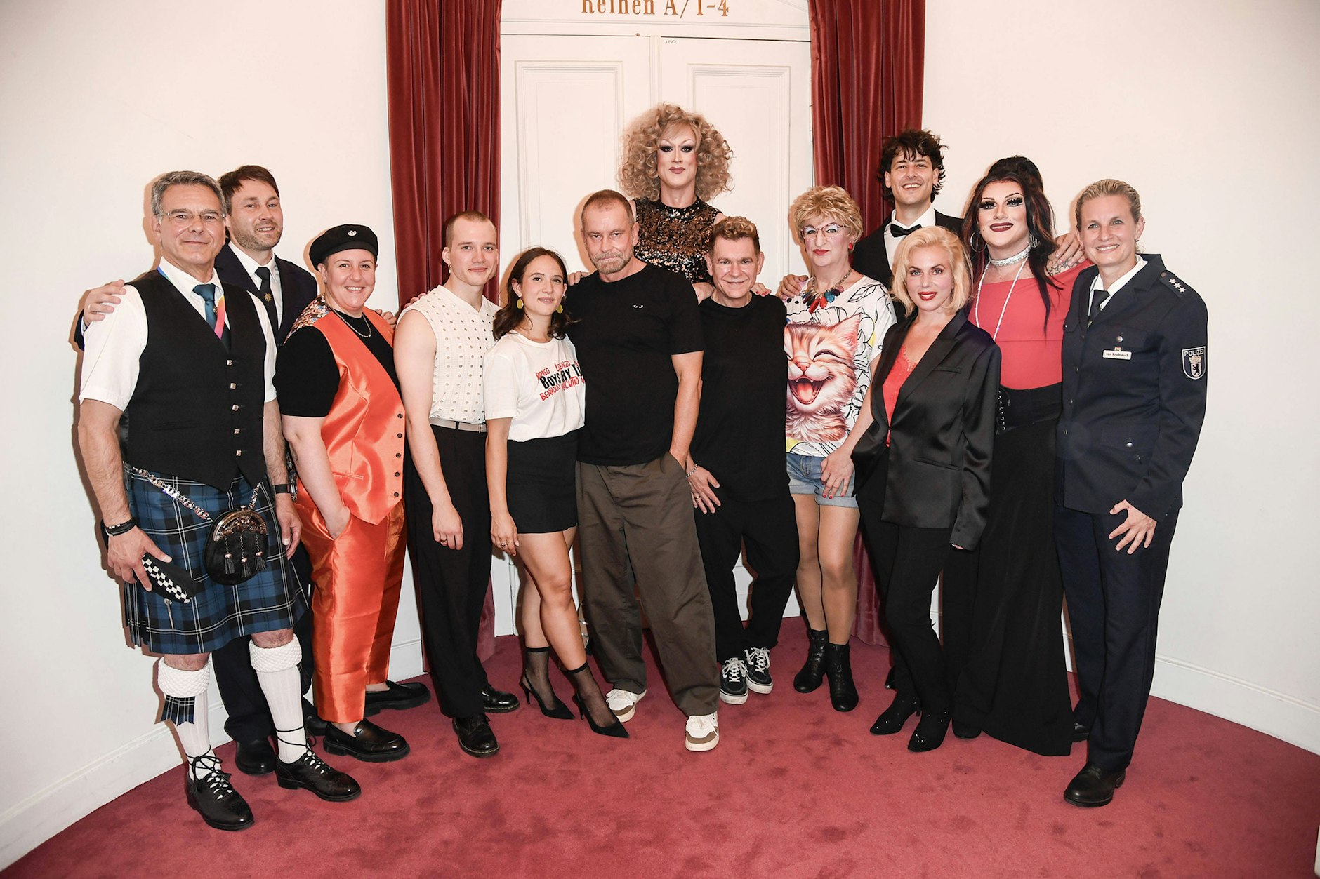 Jurassica Parka (mittig) mit anderen Künstlern und hochrangigen Polizisten auf der Gala „Gemeinsambunt“